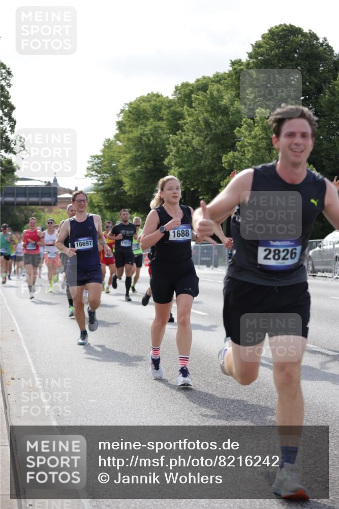 29.06.2025 - hella hamburg halbmarathon Jannik Wohlers http://msf.ph/oto/8216242 29.06.2025 09:49:58 Lombardsbrücke 1688, 1803, 1882, 2568, 2675, 2719, 2826, 3332, 4398, 4823, 5436, 5745, 5791, 5803, 6458, 6529, 6649, 6704, 7774, 8450, 9017, 9116, 9302, 9365, 10218, 11379, 11491, 11619, 11767, 12292, 12335, 12540, 12554, 12895, 13725, 14798, 14992, 15225, 15257, 15336, 15435, 15493, 15521, 16648, 16697, 16992, 17425, 17620, 17632, 18154, 18275, 19116, 19229 meine-sportfotos.de