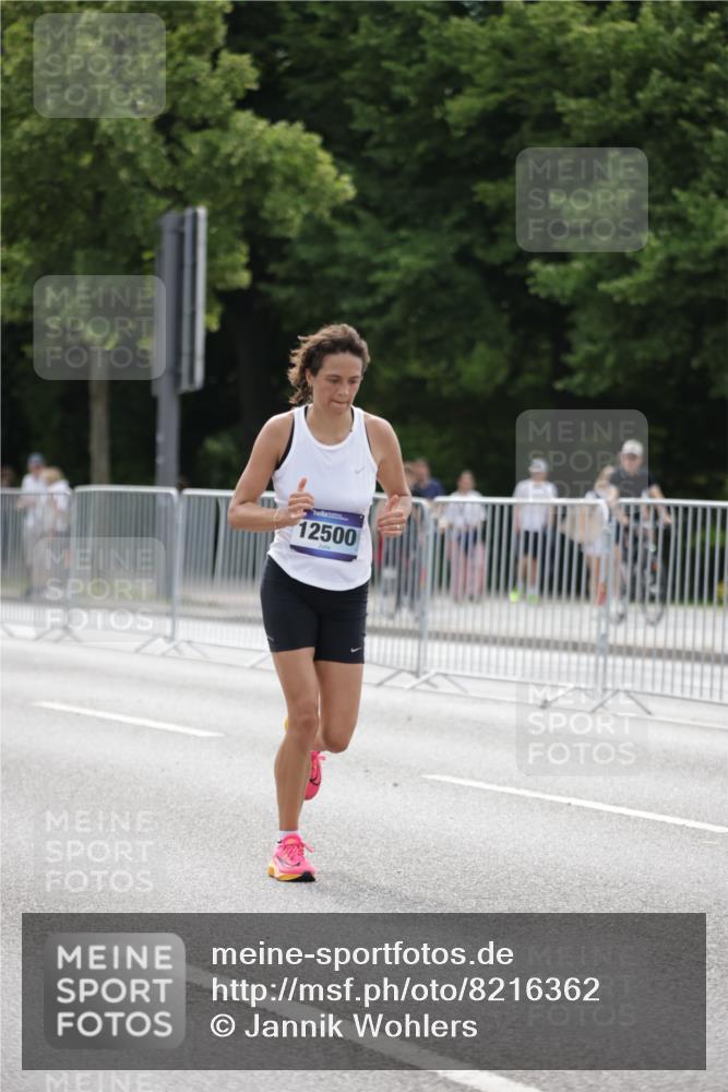 29.06.2025 - hella hamburg halbmarathon Jannik Wohlers http://msf.ph/oto/8216362 29.06.2025 10:27:03 Lombardsbrücke 2775, 4372, 5285, 5825, 7944, 10158, 11256, 11766, 12500, 17427, 17791, 18012, 18097, 18766 meine-sportfotos.de