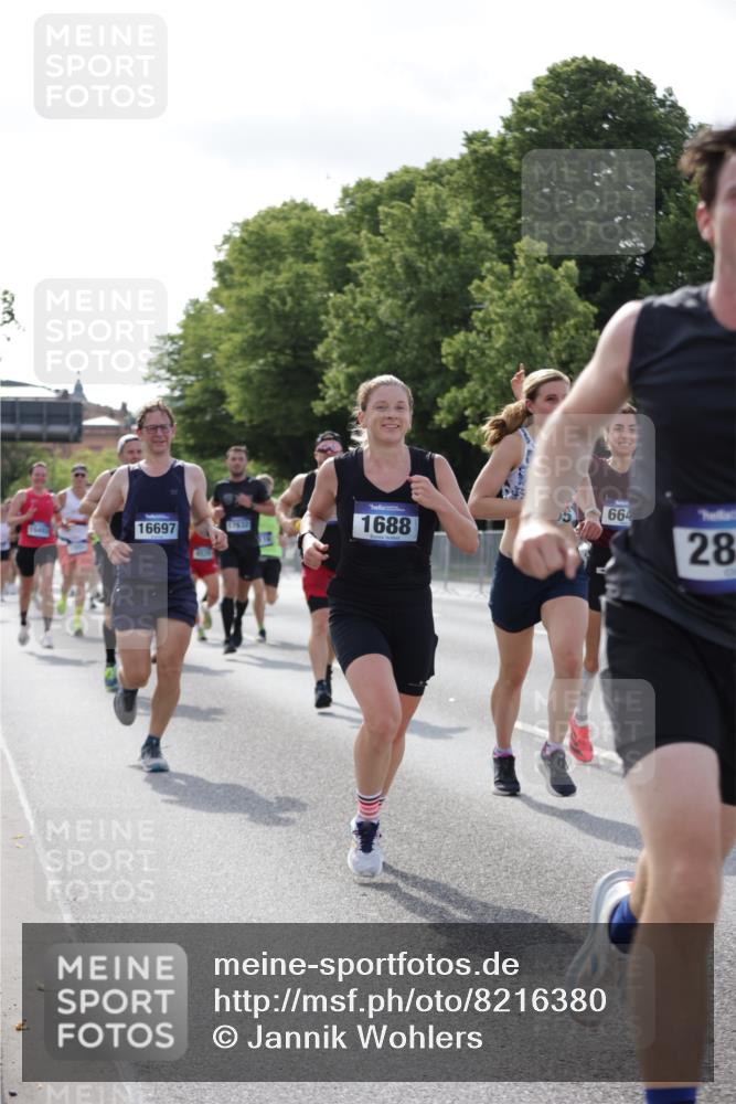 29.06.2025 - hella hamburg halbmarathon Jannik Wohlers http://msf.ph/oto/8216380 29.06.2025 09:49:58 Lombardsbrücke 1688, 1803, 1882, 2568, 2675, 2719, 2826, 3332, 4398, 4823, 5436, 5745, 5791, 5803, 6458, 6529, 6649, 6704, 7774, 8450, 9017, 9116, 9302, 9365, 10218, 11379, 11491, 11619, 11767, 12292, 12335, 12540, 12554, 12895, 13725, 14798, 14992, 15225, 15257, 15336, 15435, 15493, 15521, 16648, 16697, 16992, 17425, 17620, 17632, 18154, 18275, 19116, 19229 meine-sportfotos.de