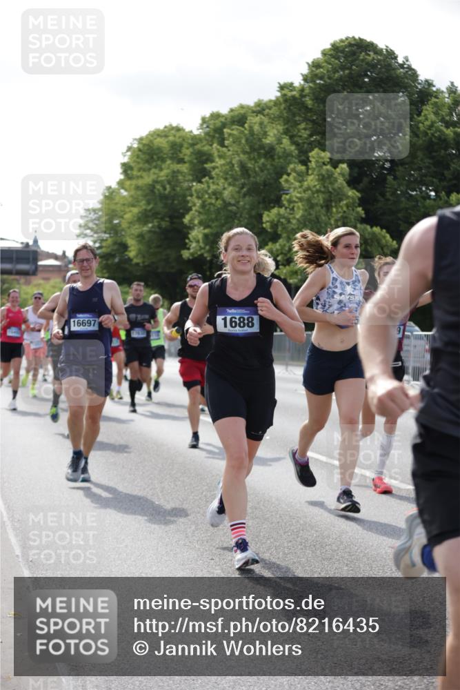 29.06.2025 - hella hamburg halbmarathon Jannik Wohlers http://msf.ph/oto/8216435 29.06.2025 09:49:58 Lombardsbrücke 1688, 1803, 1882, 2568, 2675, 2719, 2826, 3332, 4398, 4823, 5436, 5745, 5791, 5803, 6458, 6529, 6649, 6704, 7774, 8450, 9017, 9116, 9302, 9365, 10218, 11379, 11491, 11619, 11767, 12292, 12335, 12540, 12554, 12895, 13725, 14798, 14992, 15225, 15257, 15336, 15435, 15493, 15521, 16648, 16697, 16992, 17425, 17620, 17632, 18154, 18275, 19116, 19229 meine-sportfotos.de