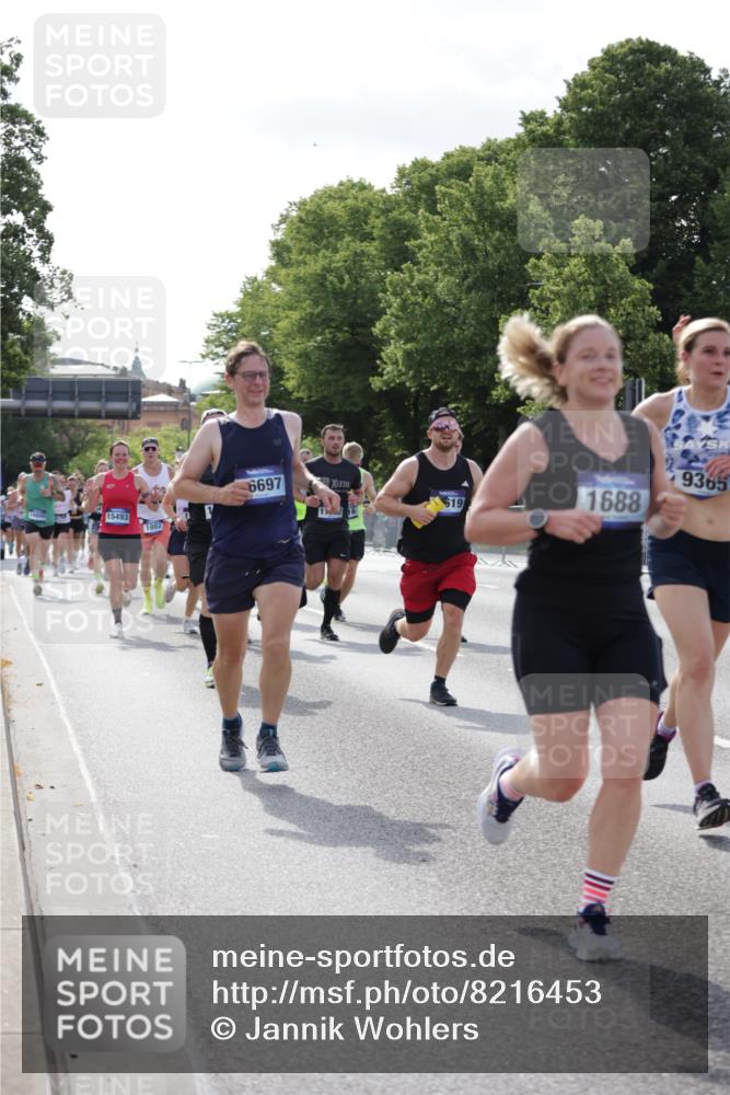 29.06.2025 - hella hamburg halbmarathon Jannik Wohlers http://msf.ph/oto/8216453 29.06.2025 09:49:59 Lombardsbrücke 1688, 1803, 1882, 2568, 2675, 2719, 2826, 3332, 4398, 4823, 5436, 5745, 5791, 5803, 6458, 6529, 6649, 6704, 7774, 8450, 9017, 9116, 9302, 9365, 10218, 11379, 11491, 11619, 11767, 12292, 12335, 12540, 12895, 13725, 14798, 14992, 15225, 15257, 15336, 15435, 15493, 16648, 16697, 16820, 16992, 17425, 17620, 17632, 18154, 18275, 19116, 19229 meine-sportfotos.de