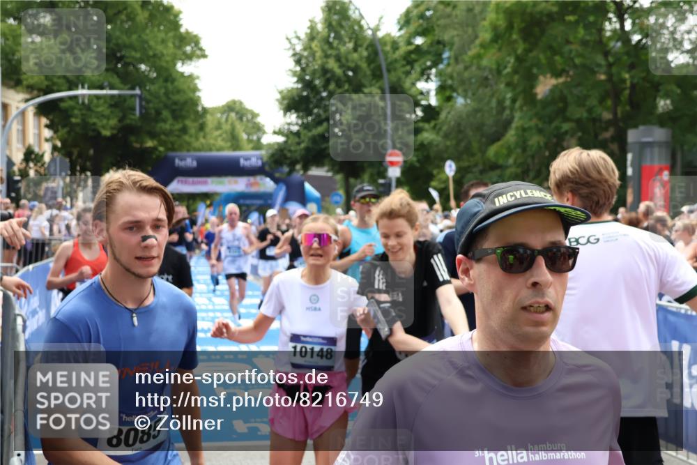 29.06.2025 - hella hamburg halbmarathon Zöllner http://msf.ph/oto/8216749 29.06.2025 11:24:03 Ziel 2351, 5063, 5079, 5395, 6303, 8778, 9556, 9714, 9734, 14615, 16511, 16604, 16707 meine-sportfotos.de