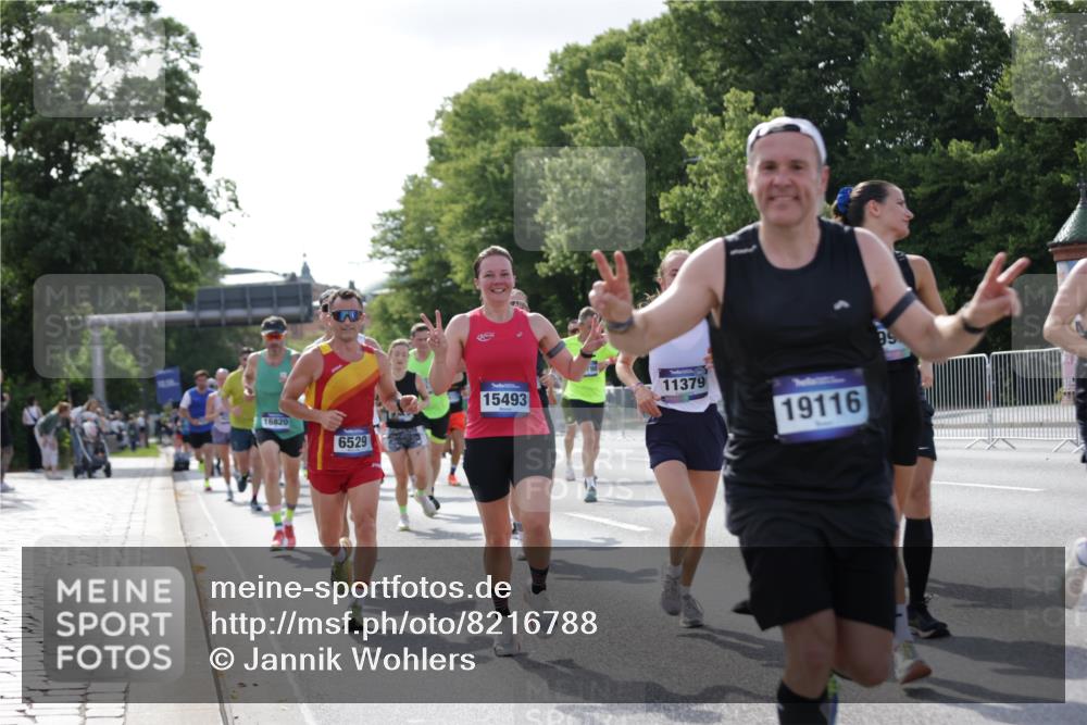 29.06.2025 - hella hamburg halbmarathon Jannik Wohlers http://msf.ph/oto/8216788 29.06.2025 09:50:01 Lombardsbrücke 1358, 1688, 1697, 1700, 1882, 2568, 2675, 2719, 2826, 3332, 4229, 4380, 4398, 4823, 5436, 5745, 5791, 5803, 6458, 6529, 6649, 8450, 9017, 9116, 9302, 9365, 10218, 11379, 11491, 11619, 11767, 12292, 12335, 12895, 13725, 14783, 14798, 14992, 15225, 15257, 15493, 16648, 16697, 16820, 16992, 17425, 17516, 17632, 18154, 18275, 18723, 19046, 19116, 19229 meine-sportfotos.de