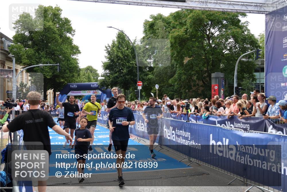 29.06.2025 - hella hamburg halbmarathon Zöllner http://msf.ph/oto/8216899 29.06.2025 11:24:12 Ziel 1110, 1349, 2529, 3464, 4288, 4979, 5493, 8387, 11249, 14615, 15266, 15343, 15619, 15767, 16135, 18046 meine-sportfotos.de