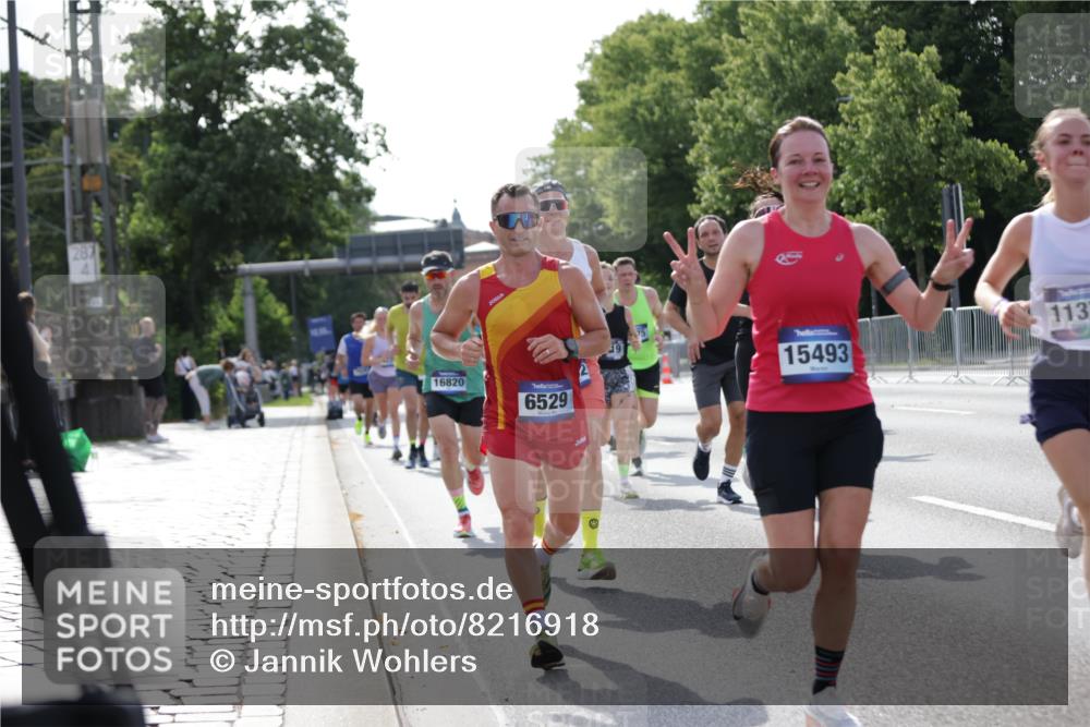 29.06.2025 - hella hamburg halbmarathon Jannik Wohlers http://msf.ph/oto/8216918 29.06.2025 09:50:02 Lombardsbrücke 1209, 1358, 1688, 1697, 1700, 1882, 2568, 2675, 2719, 2826, 3332, 4229, 4380, 4398, 4823, 5436, 5745, 5791, 5803, 6458, 6529, 6649, 7026, 8450, 9017, 9116, 9302, 9365, 10218, 11379, 11491, 11619, 11767, 12292, 12335, 12895, 13725, 14783, 14798, 14992, 15257, 15493, 16697, 16820, 16992, 17251, 17425, 17516, 17632, 18154, 18449, 18723, 19046, 19116, 19229 meine-sportfotos.de