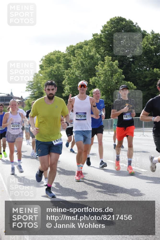 29.06.2025 - hella hamburg halbmarathon Jannik Wohlers http://msf.ph/oto/8217456 29.06.2025 09:50:06 Lombardsbrücke 1209, 1358, 1688, 1697, 1700, 1882, 2568, 2675, 2719, 2826, 4205, 4229, 4380, 4398, 4823, 5472, 5508, 5745, 5791, 5803, 6458, 6529, 6649, 7026, 8450, 8958, 9017, 9116, 9365, 10218, 10922, 11281, 11379, 11491, 11619, 12335, 13725, 14012, 14092, 14783, 14798, 14992, 15257, 15493, 16697, 16820, 16992, 17120, 17251, 17425, 17486, 17516, 17632, 18154, 18449, 18491, 18723, 19020, 19046, 19116 meine-sportfotos.de
