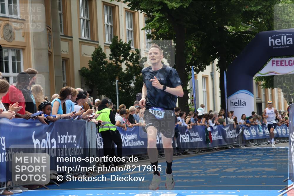 29.06.2025 - hella hamburg halbmarathon Strokosch-Dieckow http://msf.ph/oto/8217935 29.06.2025 10:26:47 Ziel 1065, 5344, 10848, 15023, 19076 meine-sportfotos.de