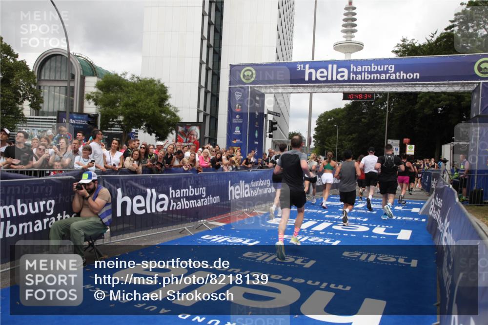 29.06.2025 - hella hamburg halbmarathon Michael Strokosch http://msf.ph/oto/8218139 29.06.2025 10:48:32 Ziel 3747, 5362, 5528, 6081, 6923, 8216, 9262, 10000, 10860, 11451, 12149, 12549, 12690, 12840, 13962, 14033, 14990, 15808, 15917, 17395, 17855, 18251, 18790, 18923 meine-sportfotos.de