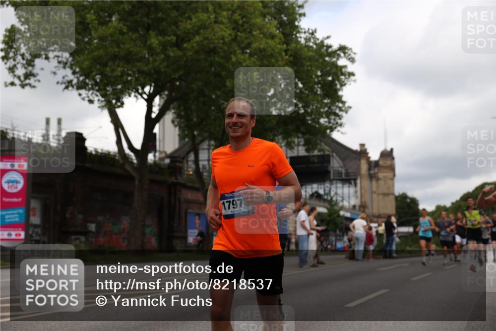 29.06.2025 - hella hamburg halbmarathon Yannick Fuchs http://msf.ph/oto/8218537 29.06.2025 10:45:55 20KM 2287, 2364, 2396, 2397, 2595, 2670, 2818, 4140, 4814, 5008, 5102, 6286, 6657, 6776, 7409, 7724, 7786, 8371, 8413, 8710, 8856, 9074, 9082, 9656, 9869, 11551, 11791, 12224, 12367, 12580, 13015, 13047, 13051, 13726, 13792, 14122, 14561, 14865, 14994, 15356, 15643, 15727, 15829, 15831, 16003, 16179, 16591, 17033, 17682, 17815, 17962, 17978, 17997, 18019, 18475, 18869, 18982 meine-sportfotos.de