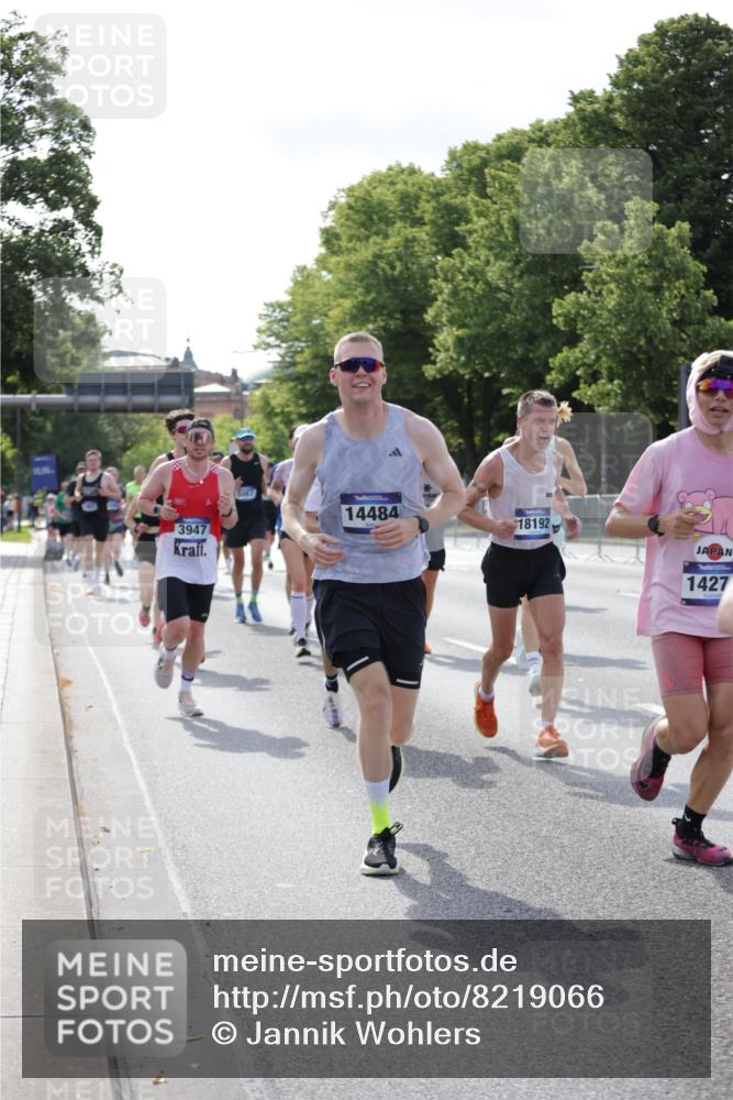 29.06.2025 - hella hamburg halbmarathon Jannik Wohlers http://msf.ph/oto/8219066 29.06.2025 09:50:30 Lombardsbrücke 1441, 1677, 1962, 2546, 3056, 3626, 3947, 4893, 5026, 5087, 5506, 5752, 5916, 6080, 6429, 6639, 6686, 6687, 7110, 7116, 7635, 8091, 8574, 8966, 9380, 10064, 10783, 11284, 11305, 11731, 13897, 14272, 14274, 14484, 14555, 14924, 15297, 15372, 15421, 15556, 15623, 15866, 15873, 15888, 16301, 16599, 16689, 17245, 17623, 17726, 18045, 18055, 18192, 18442, 18559 meine-sportfotos.de