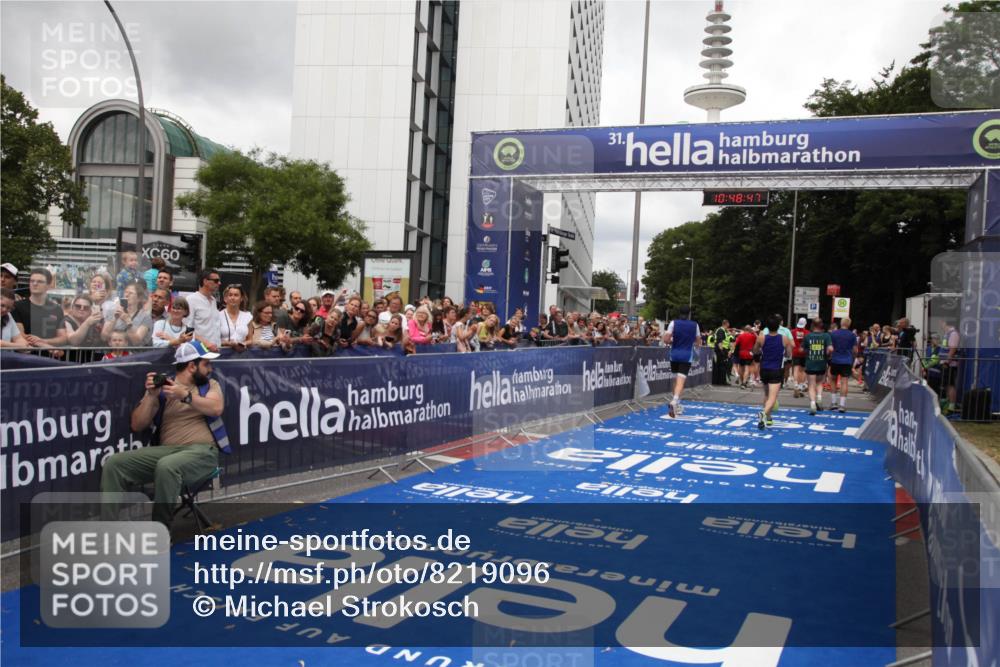 29.06.2025 - hella hamburg halbmarathon Michael Strokosch http://msf.ph/oto/8219096 29.06.2025 10:48:46 Ziel 1094, 2442, 4553, 9538, 10859, 12533, 14511, 15384, 17127 meine-sportfotos.de