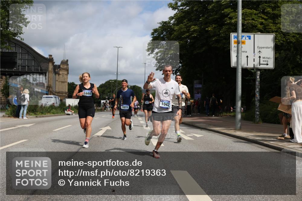 29.06.2025 - hella hamburg halbmarathon Yannick Fuchs http://msf.ph/oto/8219363 29.06.2025 10:33:00 20KM 1042, 1615, 1688, 1710, 2262, 2296, 2745, 2849, 3014, 3530, 4148, 5091, 5248, 6095, 7110, 7229, 8002, 8091, 11049, 11379, 12915, 13755, 14688, 14992, 16075, 17154, 17623, 17722, 18276, 18529, 18584, 18761 meine-sportfotos.de