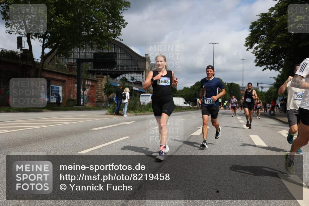 29.06.2025 - hella hamburg halbmarathon Yannick Fuchs http://msf.ph/oto/8219458 29.06.2025 10:33:01 20KM 1042, 1615, 1688, 1710, 2262, 2296, 2745, 2849, 3014, 3431, 3530, 4148, 5091, 5248, 6095, 6684, 7110, 7229, 8002, 8091, 11049, 11379, 12915, 13755, 14688, 14992, 16075, 17154, 17623, 17722, 18529, 18584, 18761 meine-sportfotos.de