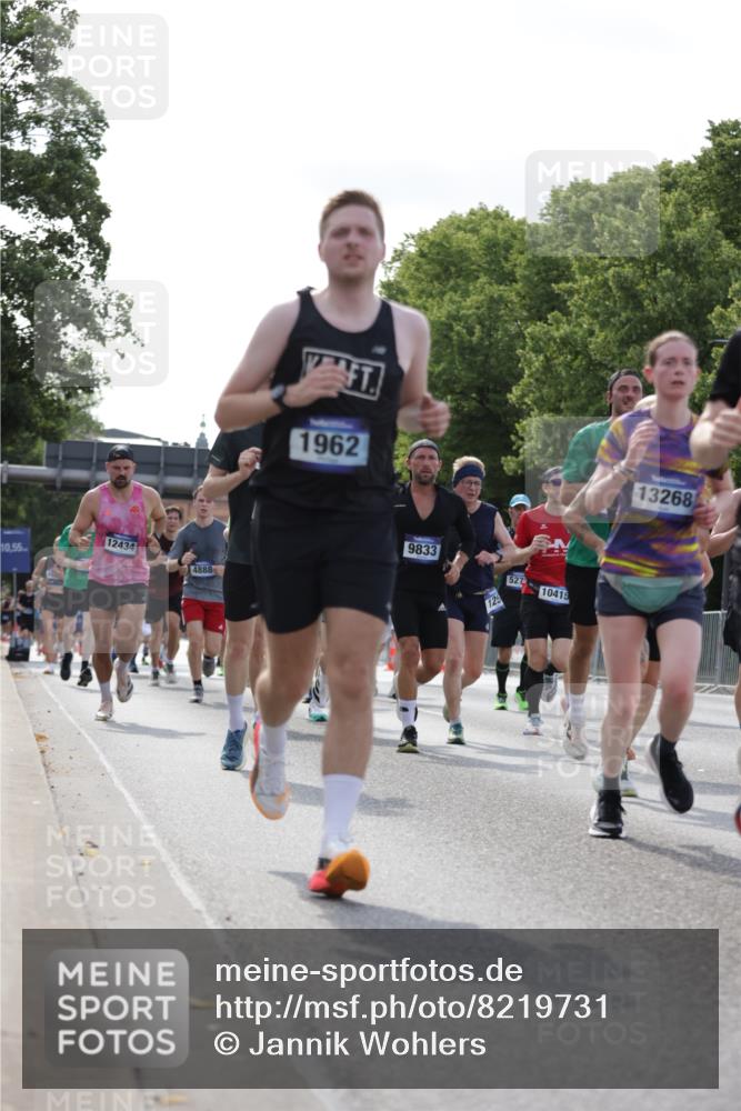 29.06.2025 - hella hamburg halbmarathon Jannik Wohlers http://msf.ph/oto/8219731 29.06.2025 09:50:37 Lombardsbrücke 1256, 1441, 1677, 1962, 2546, 2579, 3056, 3947, 4888, 4889, 4893, 5026, 5087, 5275, 5387, 5506, 6429, 6639, 7110, 7116, 7284, 7635, 8091, 8122, 8319, 8574, 8966, 9380, 9833, 10193, 10415, 10469, 11922, 12434, 12808, 12915, 13268, 13897, 14274, 14484, 14811, 14924, 15372, 15556, 15866, 15873, 16224, 16295, 16599, 16689, 17245, 17668, 18045, 18055, 18192, 18274, 18442, 18559, 18650 meine-sportfotos.de