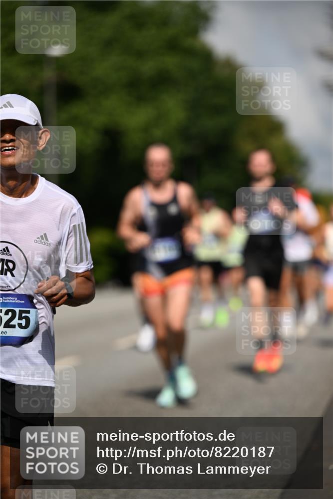 29.06.2025 - hella hamburg halbmarathon Dr. Thomas Lammeyer http://msf.ph/oto/8220187 29.06.2025 09:49:34 Kennedybrücke 2525, 3809, 3843, 3955, 4812, 5042, 6169, 6495, 7055, 7845, 7901, 8784, 8956, 9345, 10298, 10453, 10929, 11199 meine-sportfotos.de