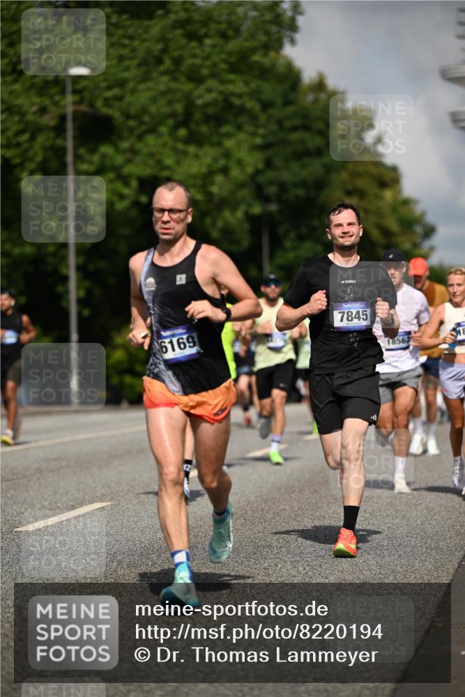 29.06.2025 - hella hamburg halbmarathon Dr. Thomas Lammeyer http://msf.ph/oto/8220194 29.06.2025 09:49:34 Kennedybrücke 2525, 3809, 3843, 3955, 4812, 5042, 6169, 6495, 7055, 7845, 7901, 8784, 8956, 9345, 10298, 10453, 10929, 11199 meine-sportfotos.de
