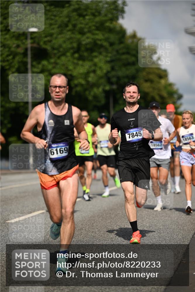 29.06.2025 - hella hamburg halbmarathon Dr. Thomas Lammeyer http://msf.ph/oto/8220233 29.06.2025 09:49:34 Kennedybrücke 2525, 3809, 3843, 3955, 4812, 5042, 6169, 6495, 7055, 7845, 7901, 8784, 8956, 9345, 10298, 10453, 10929, 11199 meine-sportfotos.de