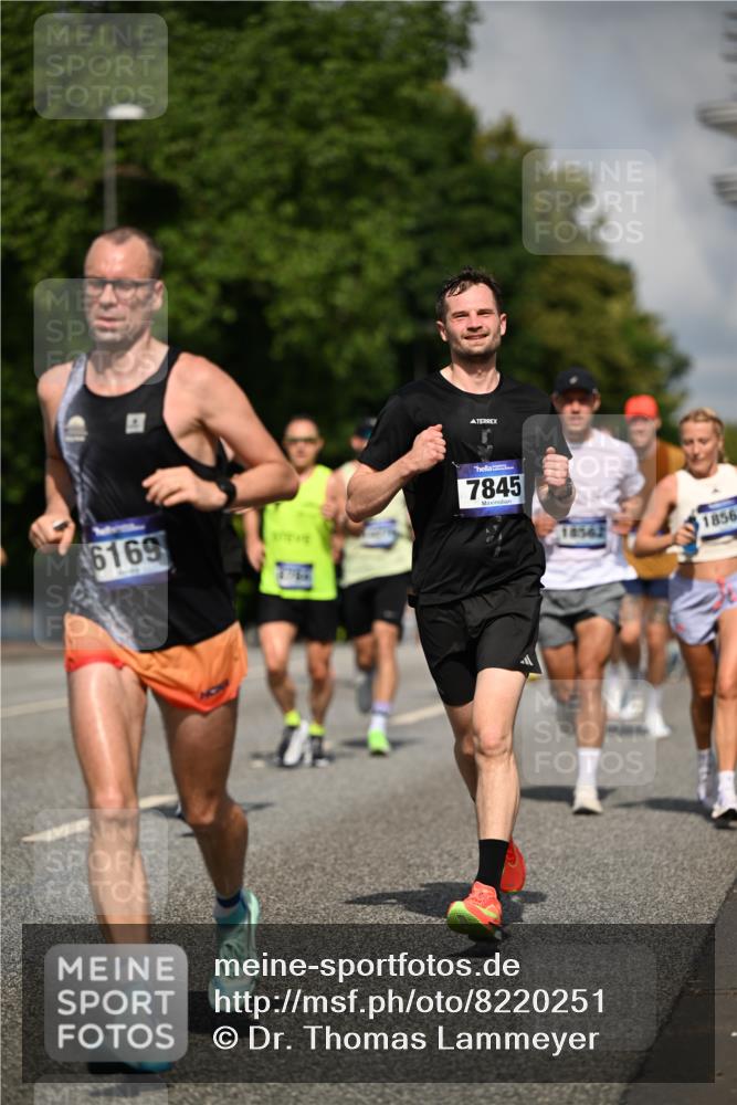 29.06.2025 - hella hamburg halbmarathon Dr. Thomas Lammeyer http://msf.ph/oto/8220251 29.06.2025 09:49:35 Kennedybrücke 2525, 3809, 3843, 3955, 4812, 5042, 6169, 6495, 7055, 7534, 7845, 7901, 8784, 8956, 9345, 10298, 10453, 10929, 11199 meine-sportfotos.de