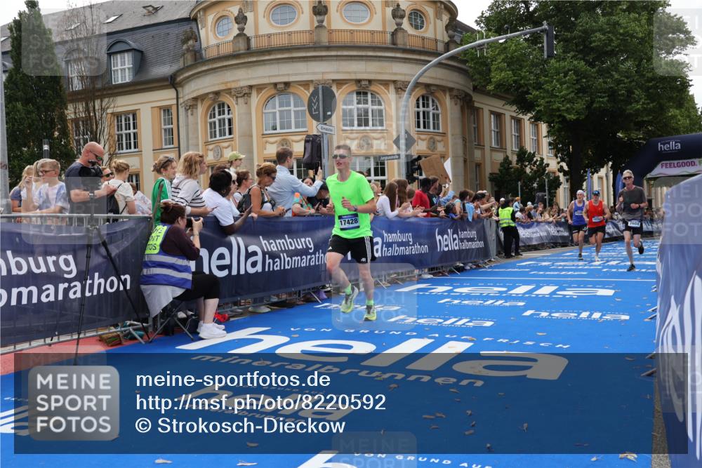29.06.2025 - hella hamburg halbmarathon Strokosch-Dieckow http://msf.ph/oto/8220592 29.06.2025 10:28:48 Ziel 1827, 2604, 3968, 6090, 10486, 15655, 17428, 18763 meine-sportfotos.de