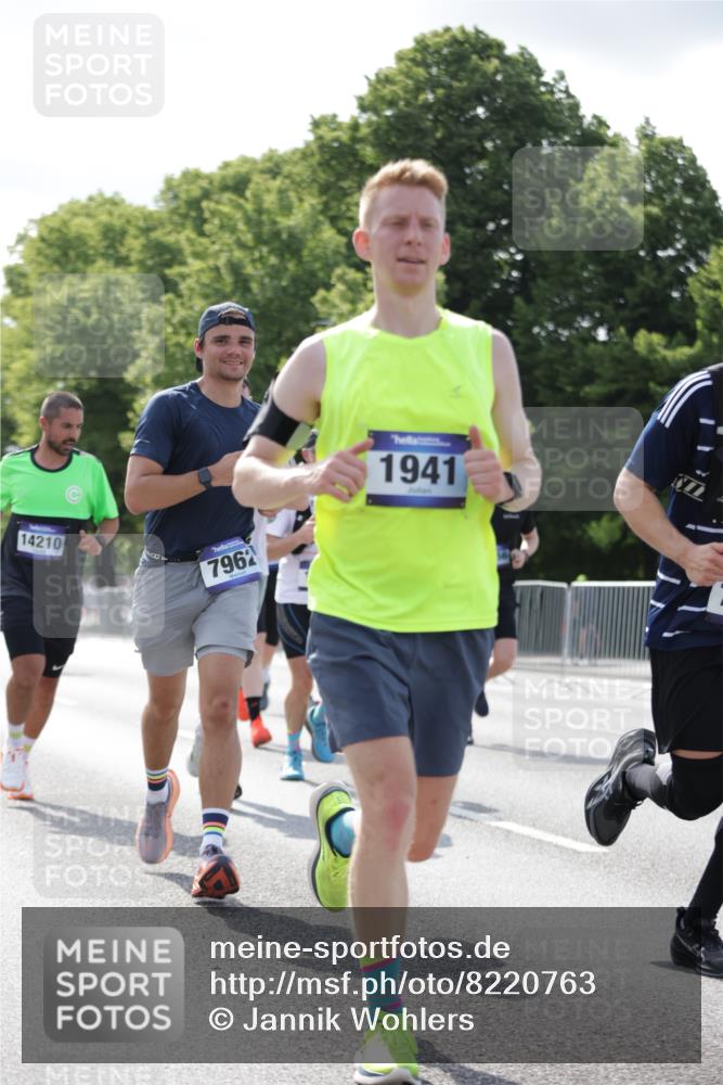 29.06.2025 - hella hamburg halbmarathon Jannik Wohlers http://msf.ph/oto/8220763 29.06.2025 09:50:53 Lombardsbrücke 1136, 1256, 1912, 1941, 2579, 3523, 3700, 4854, 4888, 4889, 5275, 5387, 6593, 6721, 6901, 7378, 7693, 7962, 8122, 8319, 9262, 9313, 9371, 9755, 9833, 9885, 10193, 10415, 11049, 11907, 11922, 12153, 12385, 12434, 12808, 12915, 13525, 14093, 14201, 14210, 14447, 14811, 14816, 15424, 15654, 15706, 15857, 15862, 16224, 16295, 16656, 16761, 17492, 17668, 17834, 18274, 18650, 18868, 18963, 18970 meine-sportfotos.de