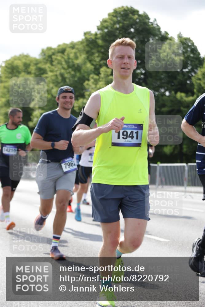 29.06.2025 - hella hamburg halbmarathon Jannik Wohlers http://msf.ph/oto/8220792 29.06.2025 09:50:53 Lombardsbrücke 1136, 1256, 1912, 1941, 2579, 3523, 3700, 4854, 4888, 4889, 5275, 5387, 6593, 6721, 6901, 7378, 7693, 7962, 8122, 8319, 9262, 9313, 9371, 9755, 9833, 9885, 10193, 10415, 11049, 11907, 11922, 12153, 12385, 12434, 12808, 12915, 13525, 14093, 14201, 14210, 14447, 14811, 14816, 15424, 15654, 15706, 15857, 15862, 16224, 16295, 16656, 16761, 17492, 17668, 17834, 18274, 18650, 18868, 18963, 18970 meine-sportfotos.de