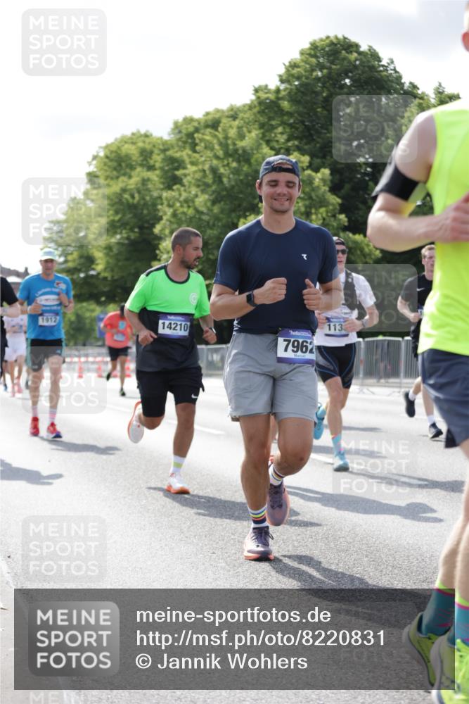 29.06.2025 - hella hamburg halbmarathon Jannik Wohlers http://msf.ph/oto/8220831 29.06.2025 09:50:53 Lombardsbrücke 1136, 1256, 1912, 1941, 2579, 3523, 3700, 4854, 4888, 4889, 5275, 5387, 6593, 6721, 6901, 7378, 7693, 7962, 8122, 8319, 9262, 9313, 9371, 9755, 9833, 9885, 10193, 10415, 11049, 11907, 11922, 12153, 12385, 12434, 12808, 12915, 13525, 14093, 14201, 14210, 14447, 14811, 14816, 15424, 15654, 15706, 15857, 15862, 16224, 16295, 16656, 16761, 17492, 17668, 17834, 18274, 18650, 18868, 18963, 18970 meine-sportfotos.de