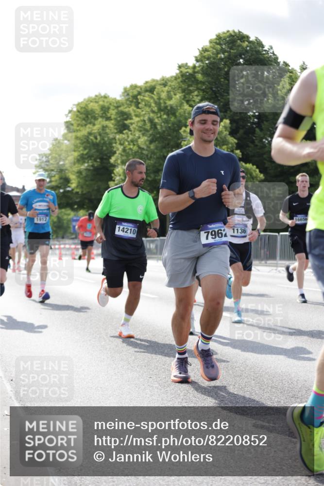 29.06.2025 - hella hamburg halbmarathon Jannik Wohlers http://msf.ph/oto/8220852 29.06.2025 09:50:54 Lombardsbrücke 1136, 1256, 1912, 1941, 2579, 3523, 3700, 4854, 4888, 4889, 5275, 5387, 6593, 6721, 6901, 7378, 7693, 7962, 8319, 9262, 9313, 9371, 9755, 9885, 10415, 11049, 11907, 11959, 12153, 12385, 12434, 12808, 12915, 13525, 14093, 14201, 14210, 14447, 14811, 14816, 15424, 15654, 15706, 15857, 15862, 16224, 16656, 16761, 17492, 17668, 17724, 17834, 18274, 18650, 18868, 18963, 18970 meine-sportfotos.de