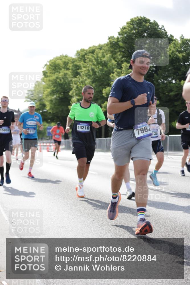 29.06.2025 - hella hamburg halbmarathon Jannik Wohlers http://msf.ph/oto/8220884 29.06.2025 09:50:54 Lombardsbrücke 1136, 1256, 1912, 1941, 2579, 3523, 3700, 4854, 4888, 4889, 5275, 5387, 6593, 6721, 6901, 7378, 7693, 7962, 8319, 9262, 9313, 9371, 9755, 9885, 10415, 11049, 11907, 11959, 12153, 12385, 12434, 12808, 12915, 13525, 14093, 14201, 14210, 14447, 14811, 14816, 15424, 15654, 15706, 15857, 15862, 16224, 16656, 16761, 17492, 17668, 17724, 17834, 18274, 18650, 18868, 18963, 18970 meine-sportfotos.de