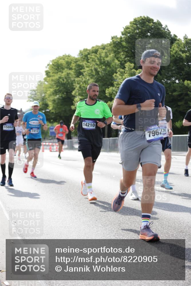 29.06.2025 - hella hamburg halbmarathon Jannik Wohlers http://msf.ph/oto/8220905 29.06.2025 09:50:54 Lombardsbrücke 1136, 1256, 1912, 1941, 2579, 3523, 3700, 4854, 4888, 4889, 5275, 5387, 6593, 6721, 6901, 7378, 7693, 7962, 8319, 9262, 9313, 9371, 9755, 9885, 10415, 11049, 11907, 11959, 12153, 12385, 12434, 12808, 12915, 13525, 14093, 14201, 14210, 14447, 14811, 14816, 15424, 15654, 15706, 15857, 15862, 16224, 16656, 16761, 17492, 17668, 17724, 17834, 18274, 18650, 18868, 18963, 18970 meine-sportfotos.de