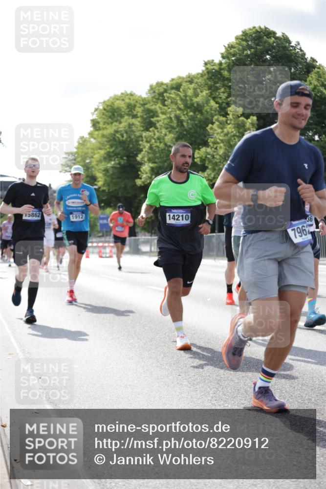 29.06.2025 - hella hamburg halbmarathon Jannik Wohlers http://msf.ph/oto/8220912 29.06.2025 09:50:54 Lombardsbrücke 1136, 1256, 1912, 1941, 2579, 3523, 3700, 4854, 4888, 4889, 5275, 5387, 6593, 6721, 6901, 7378, 7693, 7962, 8319, 9262, 9313, 9371, 9755, 9885, 10415, 11049, 11907, 11959, 12153, 12385, 12434, 12808, 12915, 13525, 14093, 14201, 14210, 14447, 14811, 14816, 15424, 15654, 15706, 15857, 15862, 16224, 16656, 16761, 17492, 17668, 17724, 17834, 18274, 18650, 18868, 18963, 18970 meine-sportfotos.de