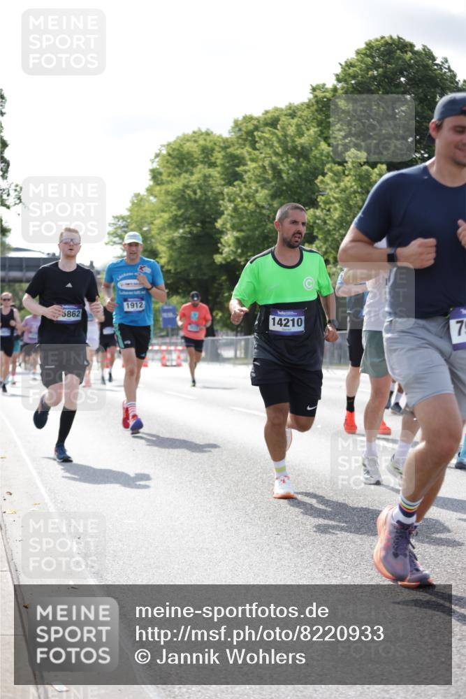 29.06.2025 - hella hamburg halbmarathon Jannik Wohlers http://msf.ph/oto/8220933 29.06.2025 09:50:54 Lombardsbrücke 1136, 1256, 1912, 1941, 2579, 3523, 3700, 4854, 4888, 4889, 5275, 5387, 6593, 6721, 6901, 7378, 7693, 7962, 8319, 9262, 9313, 9371, 9755, 9885, 10415, 11049, 11907, 11959, 12153, 12385, 12434, 12808, 12915, 13525, 14093, 14201, 14210, 14447, 14811, 14816, 15424, 15654, 15706, 15857, 15862, 16224, 16656, 16761, 17492, 17668, 17724, 17834, 18274, 18650, 18868, 18963, 18970 meine-sportfotos.de