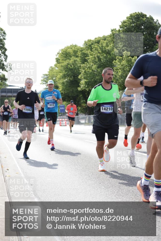 29.06.2025 - hella hamburg halbmarathon Jannik Wohlers http://msf.ph/oto/8220944 29.06.2025 09:50:54 Lombardsbrücke 1136, 1256, 1912, 1941, 2579, 3523, 3700, 4854, 4888, 4889, 5275, 5387, 6593, 6721, 6901, 7378, 7693, 7962, 8319, 9262, 9313, 9371, 9755, 9885, 10415, 11049, 11907, 11959, 12153, 12385, 12434, 12808, 12915, 13525, 14093, 14201, 14210, 14447, 14811, 14816, 15424, 15654, 15706, 15857, 15862, 16224, 16656, 16761, 17492, 17668, 17724, 17834, 18274, 18650, 18868, 18963, 18970 meine-sportfotos.de