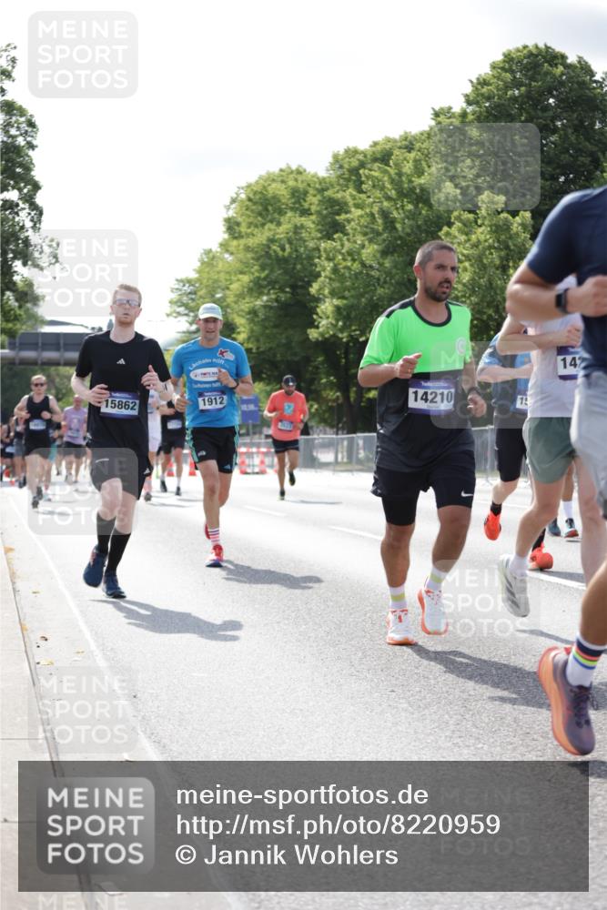 29.06.2025 - hella hamburg halbmarathon Jannik Wohlers http://msf.ph/oto/8220959 29.06.2025 09:50:54 Lombardsbrücke 1136, 1256, 1912, 1941, 2579, 3523, 3700, 4854, 4888, 4889, 5275, 5387, 6593, 6721, 6901, 7378, 7693, 7962, 8319, 9262, 9313, 9371, 9755, 9885, 10415, 11049, 11907, 11959, 12153, 12385, 12434, 12808, 12915, 13525, 14093, 14201, 14210, 14447, 14811, 14816, 15424, 15654, 15706, 15857, 15862, 16224, 16656, 16761, 17492, 17668, 17724, 17834, 18274, 18650, 18868, 18963, 18970 meine-sportfotos.de