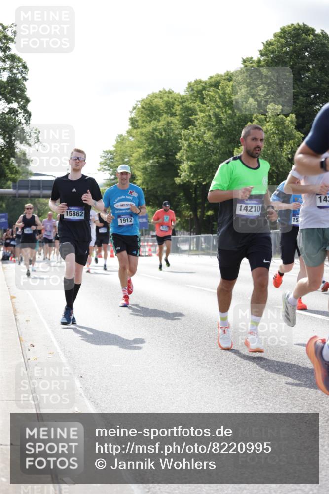 29.06.2025 - hella hamburg halbmarathon Jannik Wohlers http://msf.ph/oto/8220995 29.06.2025 09:50:54 Lombardsbrücke 1136, 1256, 1912, 1941, 2579, 3523, 3700, 4854, 4888, 4889, 5275, 5387, 6593, 6721, 6901, 7378, 7693, 7962, 8319, 9262, 9313, 9371, 9755, 9885, 10415, 11049, 11907, 11959, 12153, 12385, 12434, 12808, 12915, 13525, 14093, 14201, 14210, 14447, 14811, 14816, 15424, 15654, 15706, 15857, 15862, 16224, 16656, 16761, 17492, 17668, 17724, 17834, 18274, 18650, 18868, 18963, 18970 meine-sportfotos.de