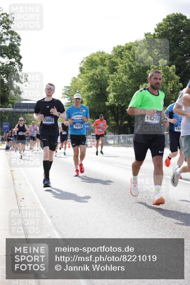 29.06.2025 - hella hamburg halbmarathon Jannik Wohlers http://msf.ph/oto/8221019 29.06.2025 09:50:54 Lombardsbrücke 1136, 1256, 1912, 1941, 2579, 3523, 3700, 4854, 4888, 4889, 5275, 5387, 6593, 6721, 6901, 7378, 7693, 7962, 8319, 9262, 9313, 9371, 9755, 9885, 10415, 11049, 11907, 11959, 12153, 12385, 12434, 12808, 12915, 13525, 14093, 14201, 14210, 14447, 14811, 14816, 15424, 15654, 15706, 15857, 15862, 16224, 16656, 16761, 17492, 17668, 17724, 17834, 18274, 18650, 18868, 18963, 18970 meine-sportfotos.de