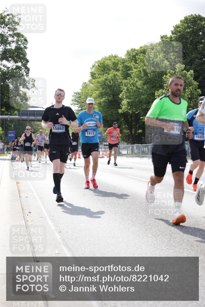 29.06.2025 - hella hamburg halbmarathon Jannik Wohlers http://msf.ph/oto/8221042 29.06.2025 09:50:54 Lombardsbrücke 1136, 1256, 1912, 1941, 2579, 3523, 3700, 4854, 4888, 4889, 5275, 5387, 6593, 6721, 6901, 7378, 7693, 7962, 8319, 9262, 9313, 9371, 9755, 9885, 10415, 11049, 11907, 11959, 12153, 12385, 12434, 12808, 12915, 13525, 14093, 14201, 14210, 14447, 14811, 14816, 15424, 15654, 15706, 15857, 15862, 16224, 16656, 16761, 17492, 17668, 17724, 17834, 18274, 18650, 18868, 18963, 18970 meine-sportfotos.de
