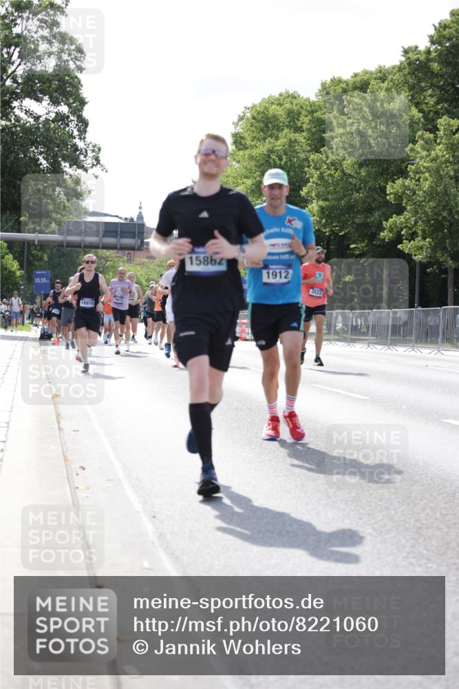 29.06.2025 - hella hamburg halbmarathon Jannik Wohlers http://msf.ph/oto/8221060 29.06.2025 09:50:55 Lombardsbrücke 1136, 1912, 1941, 2972, 3523, 3700, 4854, 4888, 4889, 4999, 5275, 6593, 6721, 6901, 7378, 7693, 7962, 8319, 9262, 9313, 9371, 9755, 9885, 11049, 11907, 11959, 12153, 12385, 12808, 12915, 13525, 14093, 14201, 14210, 14447, 14811, 14816, 15424, 15654, 15706, 15857, 15862, 16224, 16656, 16761, 17492, 17668, 17724, 17834, 18013, 18274, 18650, 18868, 18963, 18970 meine-sportfotos.de