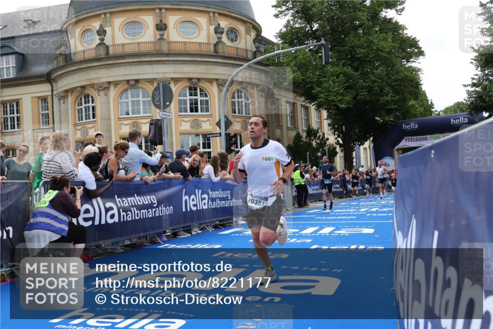29.06.2025 - hella hamburg halbmarathon Strokosch-Dieckow http://msf.ph/oto/8221177 29.06.2025 10:29:06 Ziel 3043, 8473, 10171, 10351, 16157, 18874, 19194 meine-sportfotos.de