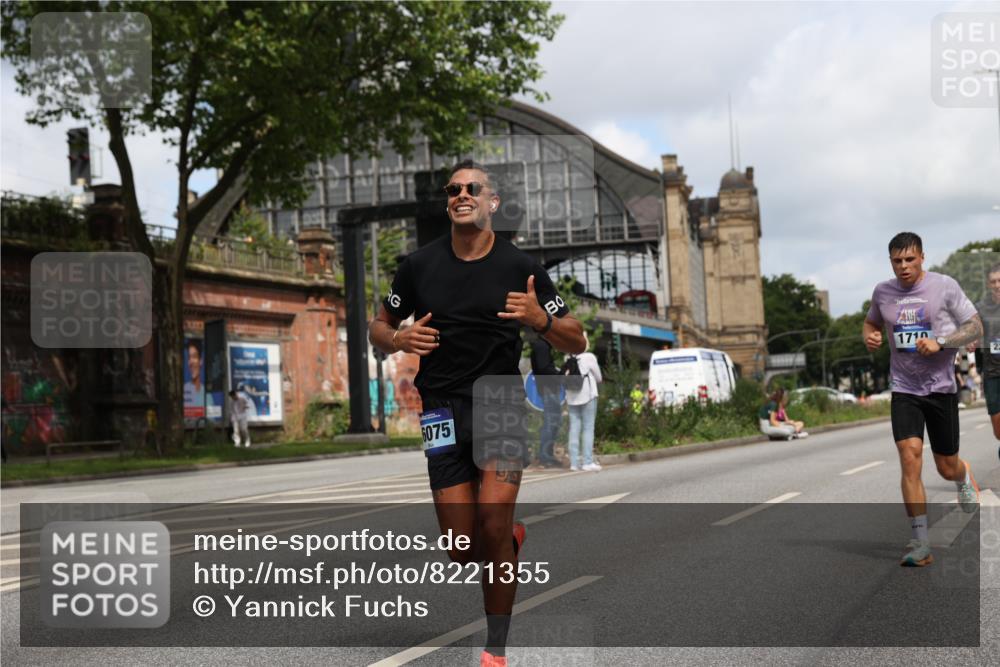 29.06.2025 - hella hamburg halbmarathon Yannick Fuchs http://msf.ph/oto/8221355 29.06.2025 10:33:06 20KM 1042, 1615, 1688, 1710, 2262, 2296, 2719, 2745, 2849, 3014, 3431, 3530, 4148, 5091, 5248, 6095, 6684, 7110, 8091, 10218, 11049, 11281, 11379, 12137, 12915, 13755, 14688, 14992, 15372, 16075, 16280, 17154, 17623, 17722, 18761 meine-sportfotos.de