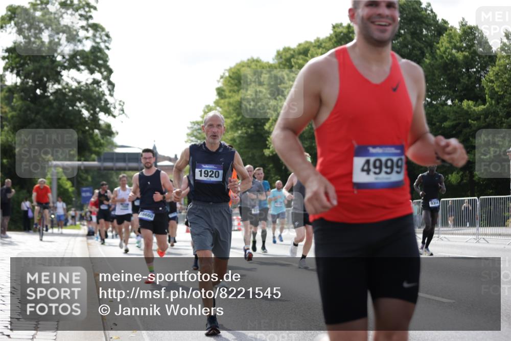 29.06.2025 - hella hamburg halbmarathon Jannik Wohlers http://msf.ph/oto/8221545 29.06.2025 09:51:03 Lombardsbrücke 1136, 1520, 1570, 1912, 1920, 1941, 2880, 2972, 3523, 3700, 4297, 4634, 4759, 4843, 4999, 5375, 5410, 6721, 7105, 7363, 7378, 7693, 7962, 8871, 9313, 9364, 9885, 11049, 11417, 11959, 12385, 13196, 14201, 14210, 14447, 14722, 14816, 15383, 15424, 15857, 15862, 16281, 16656, 16660, 16761, 17492, 17724, 17834, 18013, 18868, 18970 meine-sportfotos.de