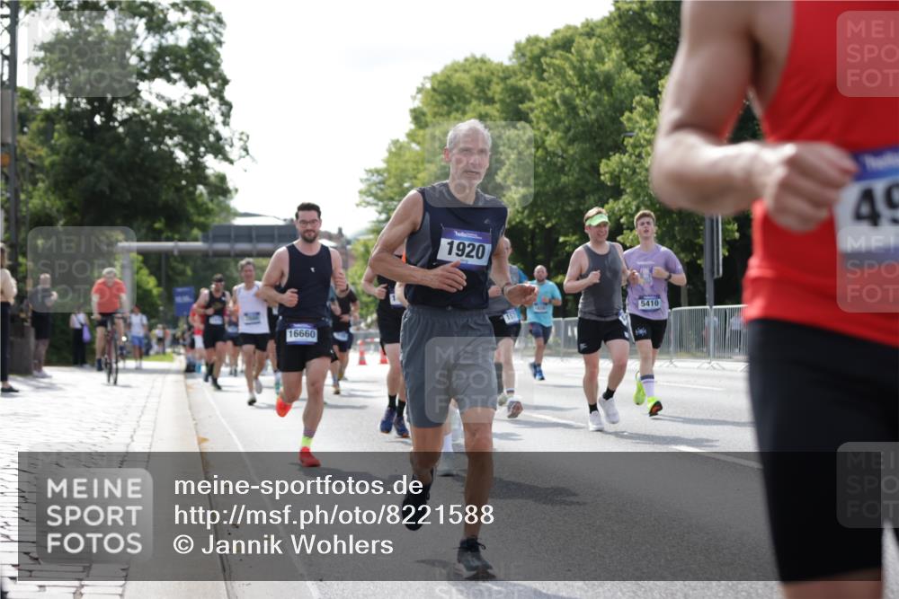 29.06.2025 - hella hamburg halbmarathon Jannik Wohlers http://msf.ph/oto/8221588 29.06.2025 09:51:03 Lombardsbrücke 1136, 1520, 1570, 1912, 1920, 1941, 2880, 2972, 3523, 3700, 4297, 4634, 4759, 4843, 4999, 5375, 5410, 6721, 7105, 7363, 7378, 7693, 7962, 8871, 9313, 9364, 9885, 11049, 11417, 11959, 12385, 13196, 14201, 14210, 14447, 14722, 14816, 15383, 15424, 15857, 15862, 16281, 16656, 16660, 16761, 17492, 17724, 17834, 18013, 18868, 18970 meine-sportfotos.de