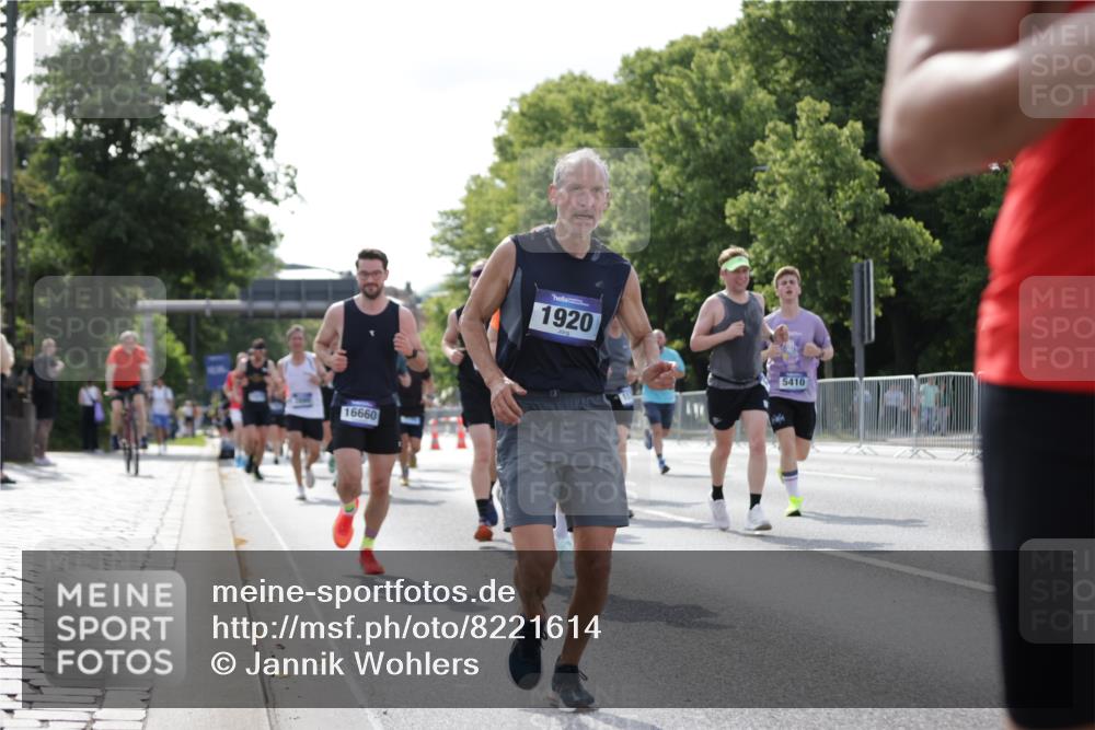 29.06.2025 - hella hamburg halbmarathon Jannik Wohlers http://msf.ph/oto/8221614 29.06.2025 09:51:04 Lombardsbrücke 1136, 1520, 1570, 1912, 1920, 1941, 2880, 2972, 3523, 3700, 4297, 4634, 4759, 4843, 4999, 5375, 5410, 7105, 7363, 7378, 7693, 7962, 8871, 9364, 9885, 10480, 11049, 11417, 11959, 13196, 13479, 14201, 14210, 14447, 14722, 14816, 15383, 15424, 15542, 15857, 15862, 16281, 16656, 16660, 16761, 17492, 17724, 17834, 18013, 18539, 18868, 18970 meine-sportfotos.de