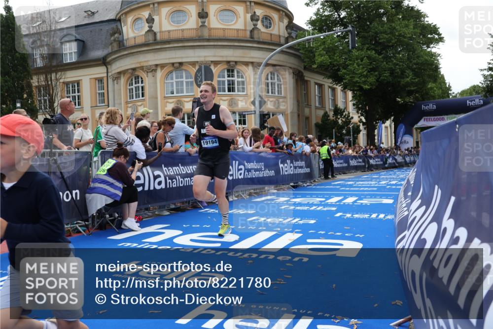 29.06.2025 - hella hamburg halbmarathon Strokosch-Dieckow http://msf.ph/oto/8221780 29.06.2025 10:29:12 Ziel 3043, 8473, 10171, 12287, 12337, 14164, 14395, 16157, 19194 meine-sportfotos.de