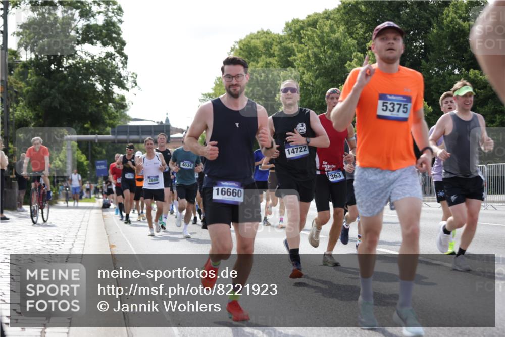 29.06.2025 - hella hamburg halbmarathon Jannik Wohlers http://msf.ph/oto/8221923 29.06.2025 09:51:05 Lombardsbrücke 1136, 1520, 1570, 1912, 1920, 1941, 2880, 2972, 3523, 3700, 4297, 4634, 4759, 4843, 4999, 5375, 5410, 7105, 7363, 7378, 7962, 8871, 9364, 9885, 10480, 11049, 11417, 11959, 13196, 13479, 14201, 14210, 14722, 14816, 15383, 15424, 15542, 15828, 15857, 15862, 16281, 16656, 16660, 17381, 17382, 17492, 17724, 17834, 18013, 18539, 18868, 18970 meine-sportfotos.de