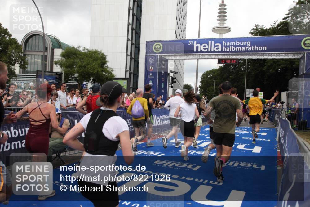 29.06.2025 - hella hamburg halbmarathon Michael Strokosch http://msf.ph/oto/8221926 29.06.2025 10:49:37 Ziel 2516, 2592, 2596, 2878, 2889, 5705, 8437, 8689, 8813, 9038, 9649, 11339, 11340, 11679, 11977, 12094, 13233, 14562, 15392, 15857, 16114, 16592, 16738, 17001, 18476, 18960 meine-sportfotos.de