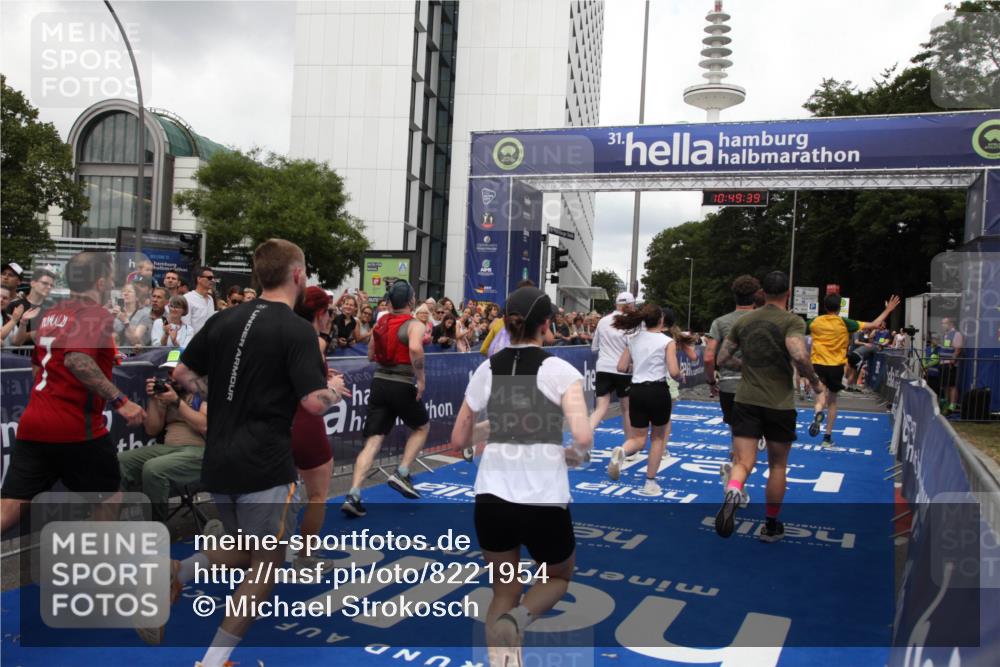 29.06.2025 - hella hamburg halbmarathon Michael Strokosch http://msf.ph/oto/8221954 29.06.2025 10:49:37 Ziel 2516, 2592, 2596, 2878, 2889, 5705, 8437, 8689, 8813, 9038, 9649, 11339, 11340, 11679, 11977, 12094, 13233, 14562, 15392, 15857, 16114, 16592, 16738, 17001, 18476, 18960 meine-sportfotos.de