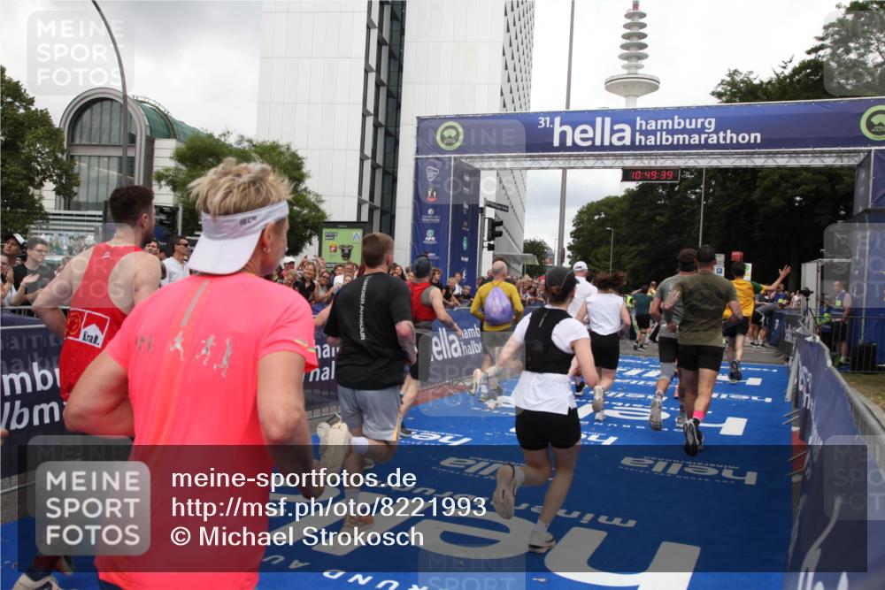 29.06.2025 - hella hamburg halbmarathon Michael Strokosch http://msf.ph/oto/8221993 29.06.2025 10:49:38 Ziel 2516, 2592, 2596, 2889, 2937, 5705, 8437, 8689, 8813, 9038, 9649, 11340, 11679, 11977, 12094, 13233, 14562, 15392, 15857, 16114, 16592, 16738, 17001 meine-sportfotos.de