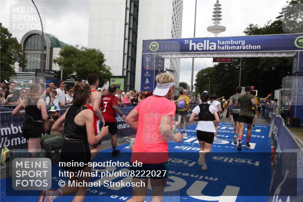 29.06.2025 - hella hamburg halbmarathon Michael Strokosch http://msf.ph/oto/8222027 29.06.2025 10:49:38 Ziel 2516, 2592, 2596, 2889, 2937, 5705, 8437, 8689, 8813, 9038, 9649, 11340, 11679, 11977, 12094, 13233, 14562, 15392, 15857, 16114, 16592, 16738, 17001 meine-sportfotos.de