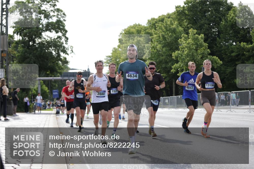 29.06.2025 - hella hamburg halbmarathon Jannik Wohlers http://msf.ph/oto/8222245 29.06.2025 09:51:07 Lombardsbrücke 1136, 1520, 1570, 1903, 1912, 1920, 2880, 2972, 3523, 4297, 4634, 4759, 4843, 4999, 5375, 5410, 7105, 7363, 7378, 7962, 8871, 9114, 9364, 10480, 10669, 11049, 11417, 11959, 13196, 13479, 14201, 14210, 14722, 15383, 15424, 15542, 15828, 15857, 15862, 16281, 16656, 16660, 17381, 17382, 17724, 18013, 18539, 18764, 18868, 18970 meine-sportfotos.de