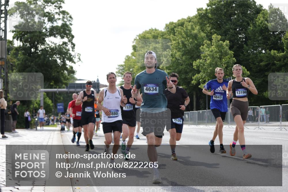 29.06.2025 - hella hamburg halbmarathon Jannik Wohlers http://msf.ph/oto/8222265 29.06.2025 09:51:07 Lombardsbrücke 1136, 1520, 1570, 1903, 1912, 1920, 2880, 2972, 3523, 4297, 4634, 4759, 4843, 4999, 5375, 5410, 7105, 7363, 7378, 7962, 8871, 9114, 9364, 10480, 10669, 11049, 11417, 11959, 13196, 13479, 14201, 14210, 14722, 15383, 15424, 15542, 15828, 15857, 15862, 16281, 16656, 16660, 17381, 17382, 17724, 18013, 18539, 18764, 18868, 18970 meine-sportfotos.de
